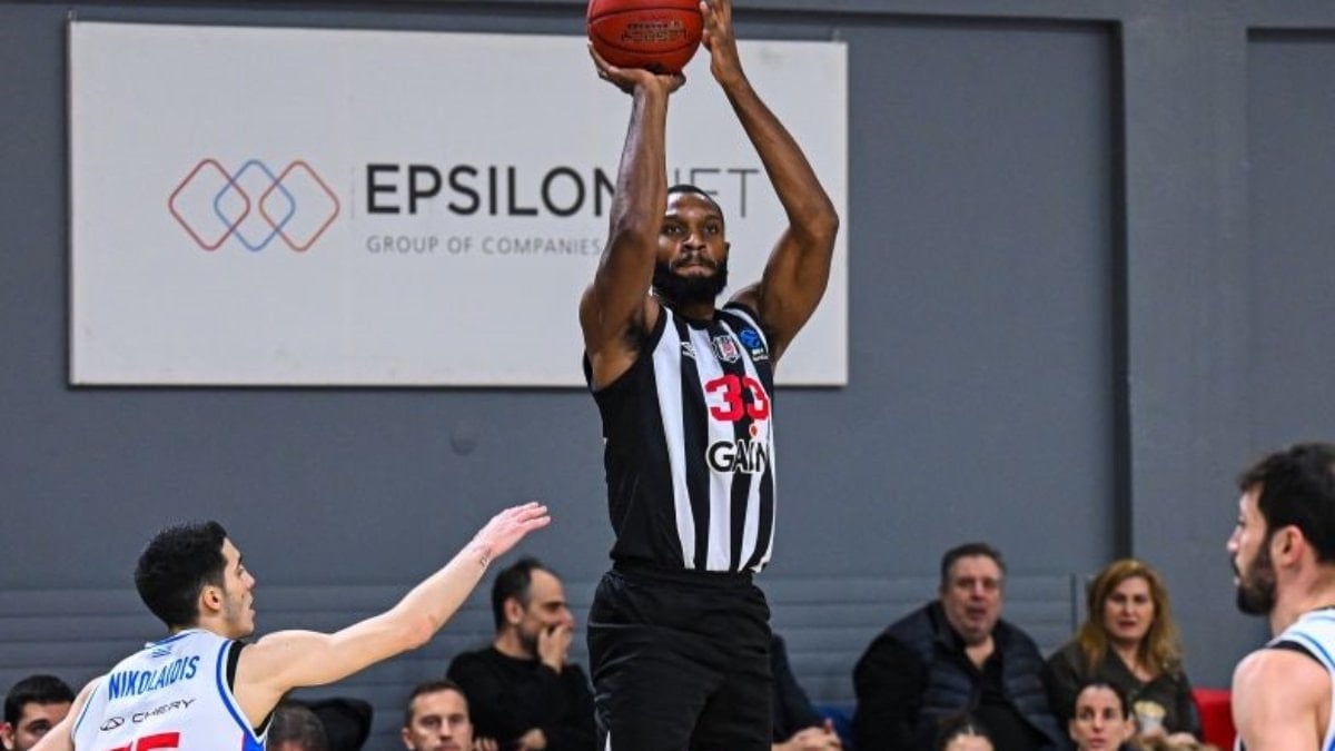 Yunan taraftarlardan hakaret içeren pankart: Türk polisini ve Beşiktaş’ı hedef aldılar