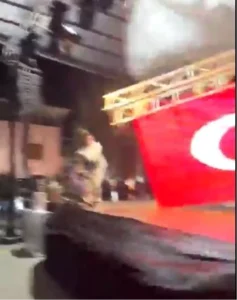 Zeybek oynamak için sahneye çıkan belediye başkanı saniyelerle kurtuldu… Sahnenin çökme anı kamerada