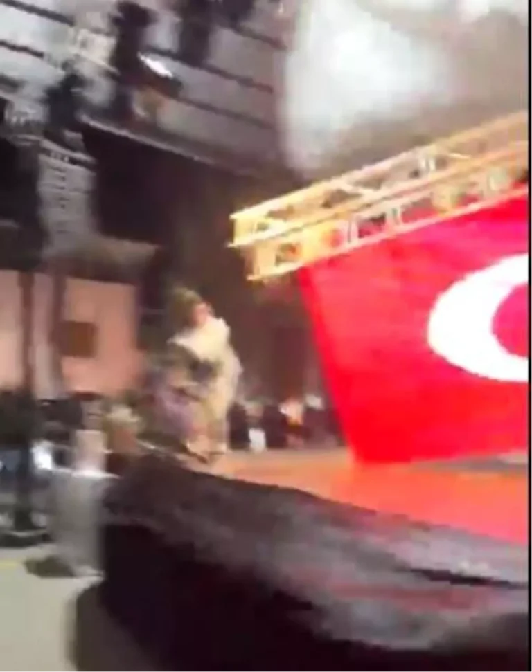 Zeybek oynamak için sahneye çıkan belediye başkanı saniyelerle kurtuldu… Sahnenin çökme anı kamerada