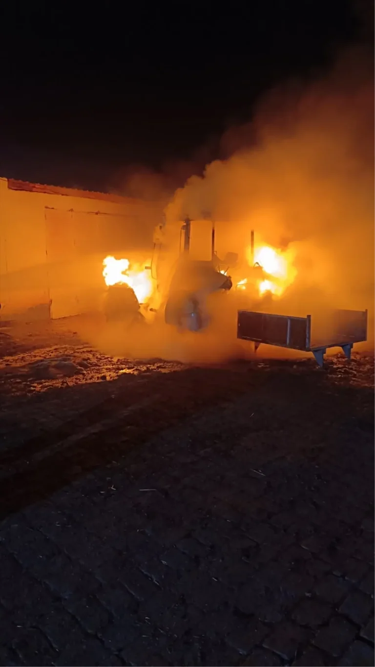 Zile’de Park Halindeki Traktör Yandı