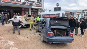 14 Yaşındaki Çocuk Otomobile Bindi, Kaza Geçirdi