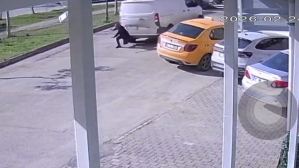 Adana’da yol ortasında telefona bakan yayaya kamyonet çarptı