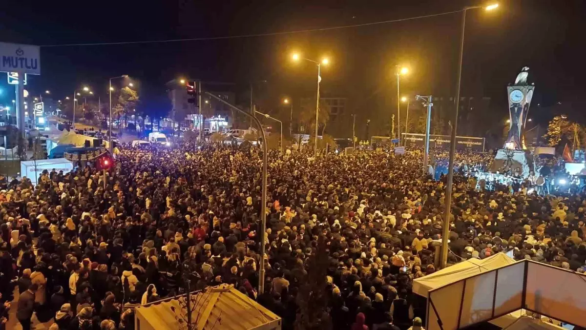 Adıyaman’da binlerce kişi deprem şehitlerini andı