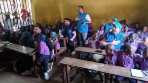 Afrikalı çocuklar Sierra Leone’de ‘Kabe’de Hacılar’ ilahisini seslendirdi