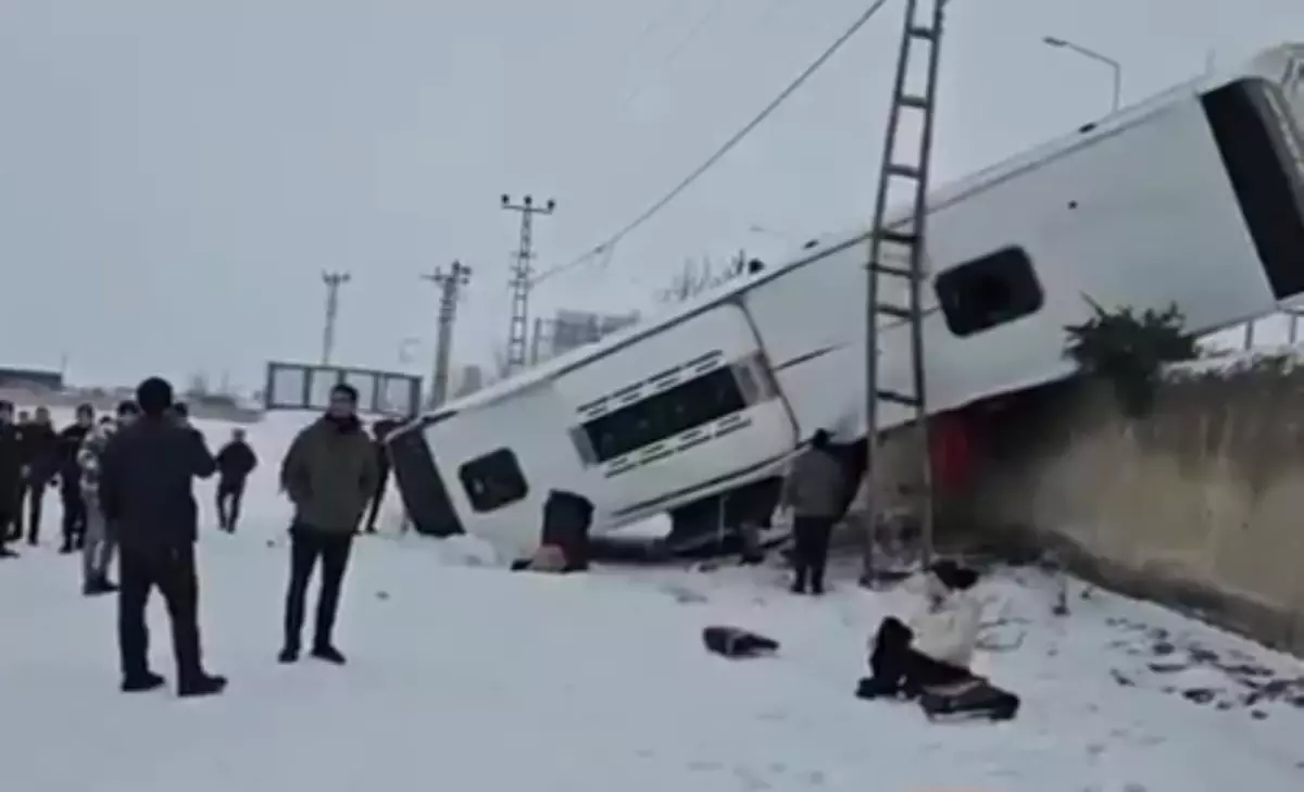 Ağrı’da Otobüs Devrildi: 16 Yaralı