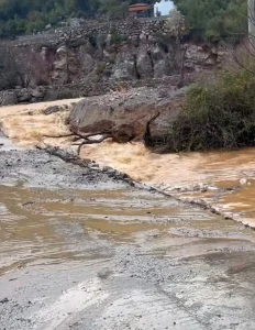 Alanya’da Sağanak Sonrası Yol Hasarları