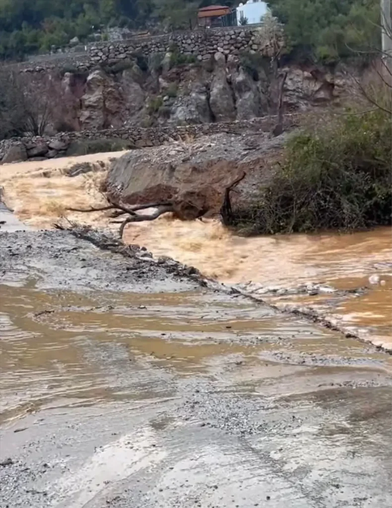 Alanya’da Sağanak Sonrası Yol Hasarları