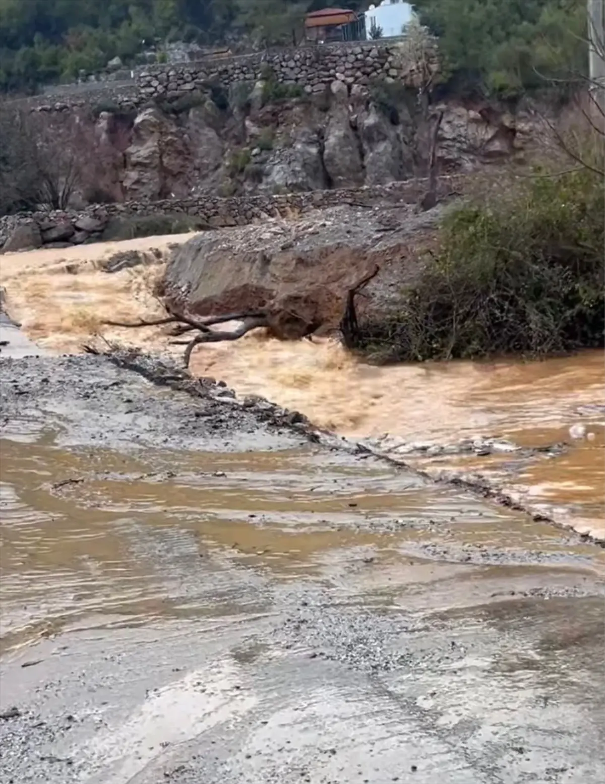 Alanya’da Sağanak Sonrası Yol Hasarları