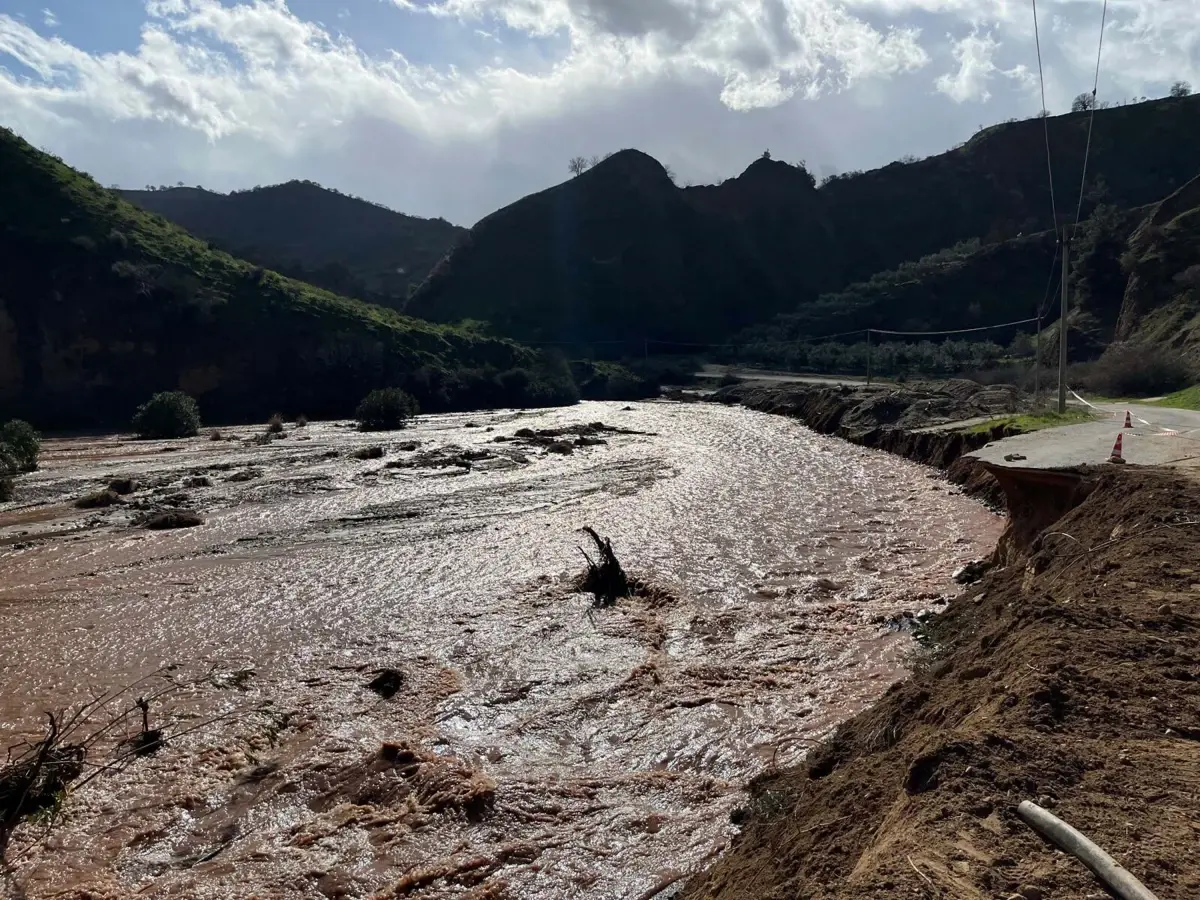 Alaşehir’de Sel: Yol Kapandı