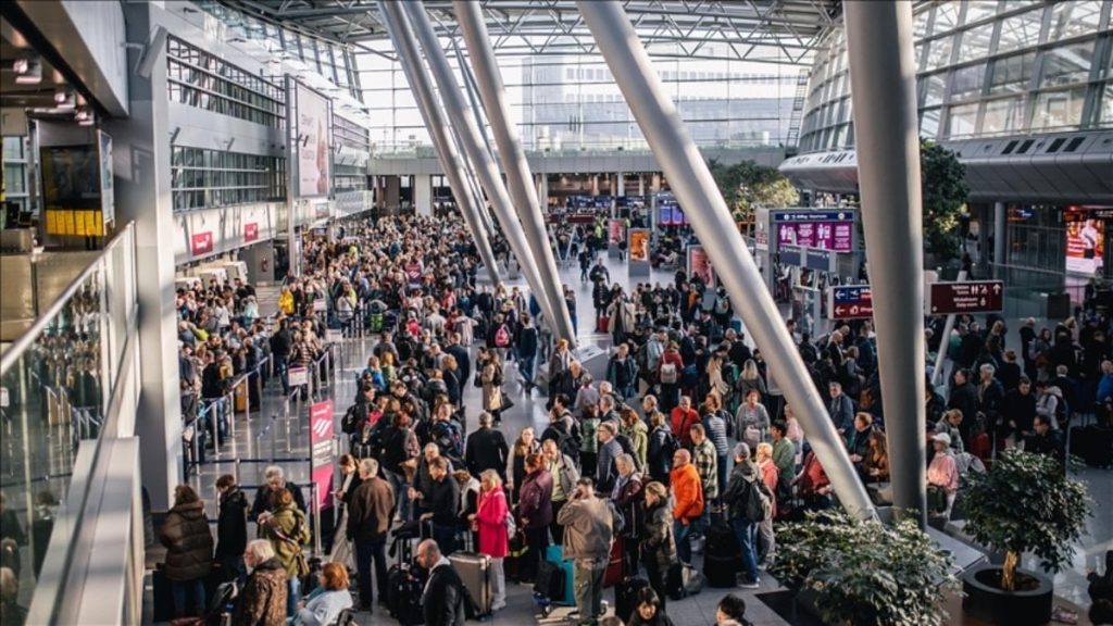 Almanya’da 500 yolcunun uçaklarda sabahlamasına tepki yağdı