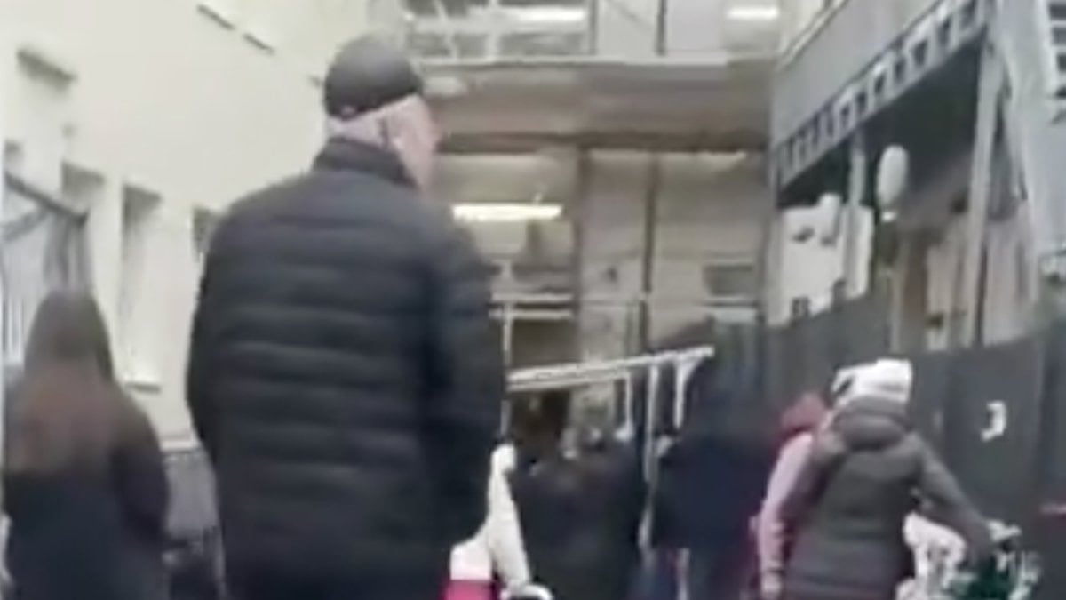 Almanya’da yaşayan gurbetçi, gıda yardımı için sırada bekleyenleri paylaştı