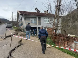 Amasra’da Heyelan: 3 Evde Çatlaklar