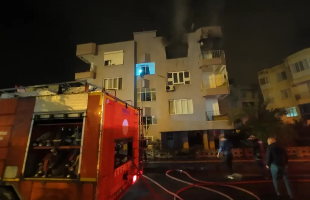 Anamur’da Ev Yangını: 2 Kişi Dumandan Etkilendi