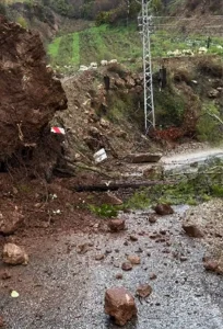 Anamur’da Heyelan Yolu Kapattı