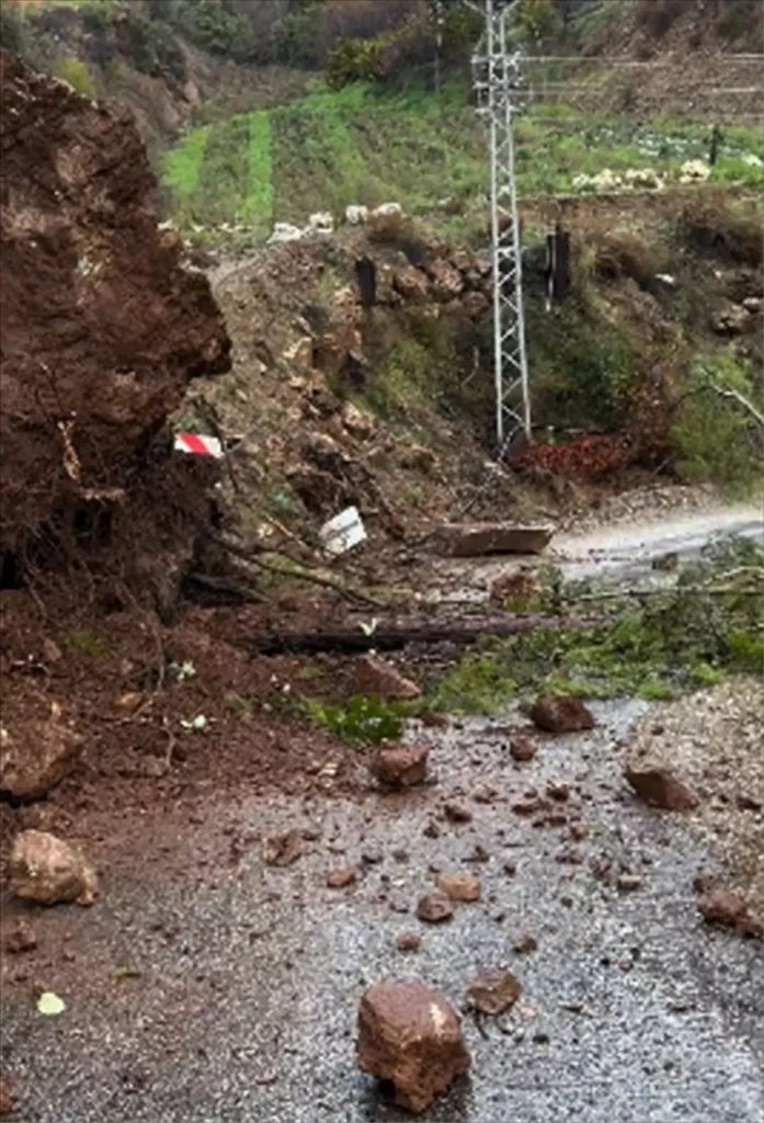 Anamur’da Heyelan Yolu Kapattı