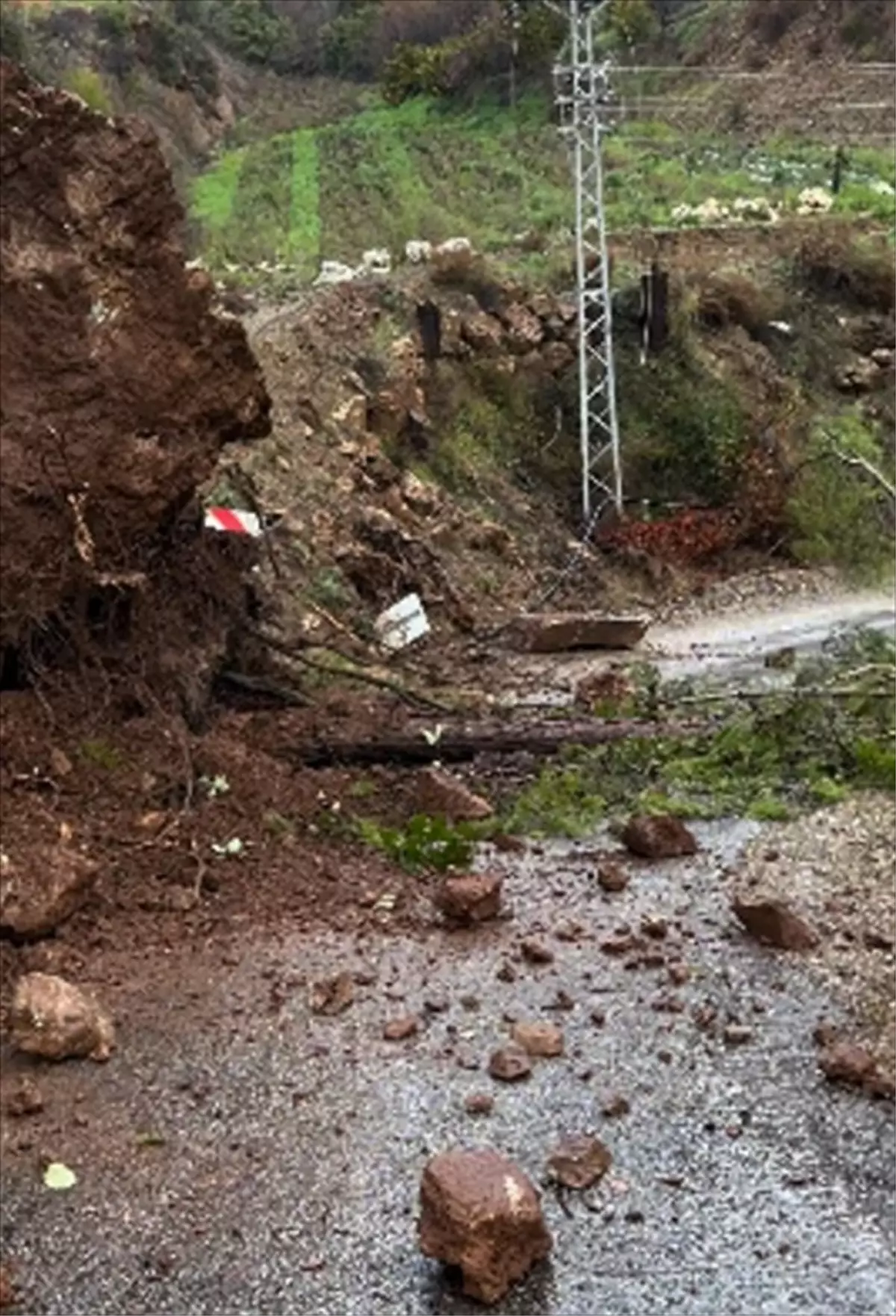 Anamur’da Heyelan Yolu Kapattı