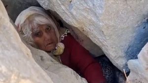 Antalya’da hayvan otlatırken kayalıklara düştü