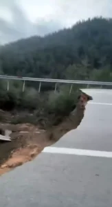 Antalya’da Heyelan Yol Çökmesine Neden Oldu