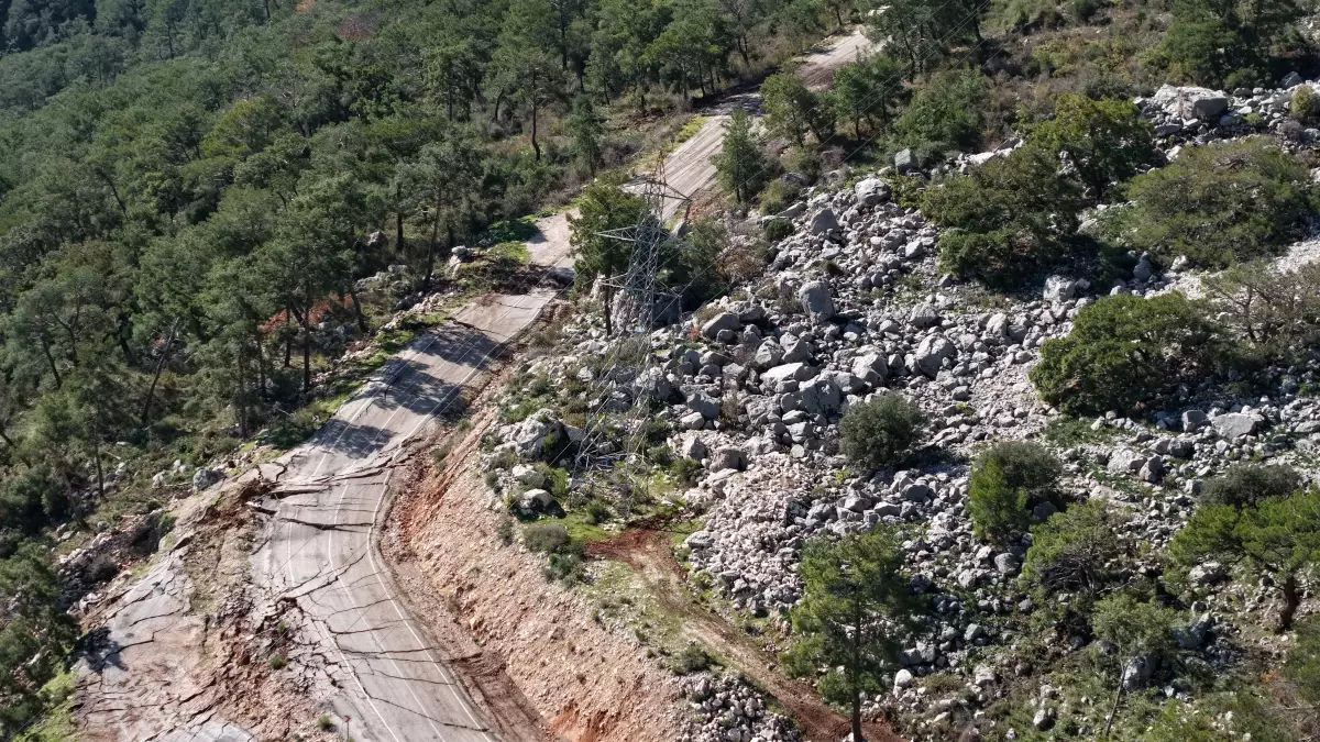 Antalya’da Heyelan: Yol Çöktü
