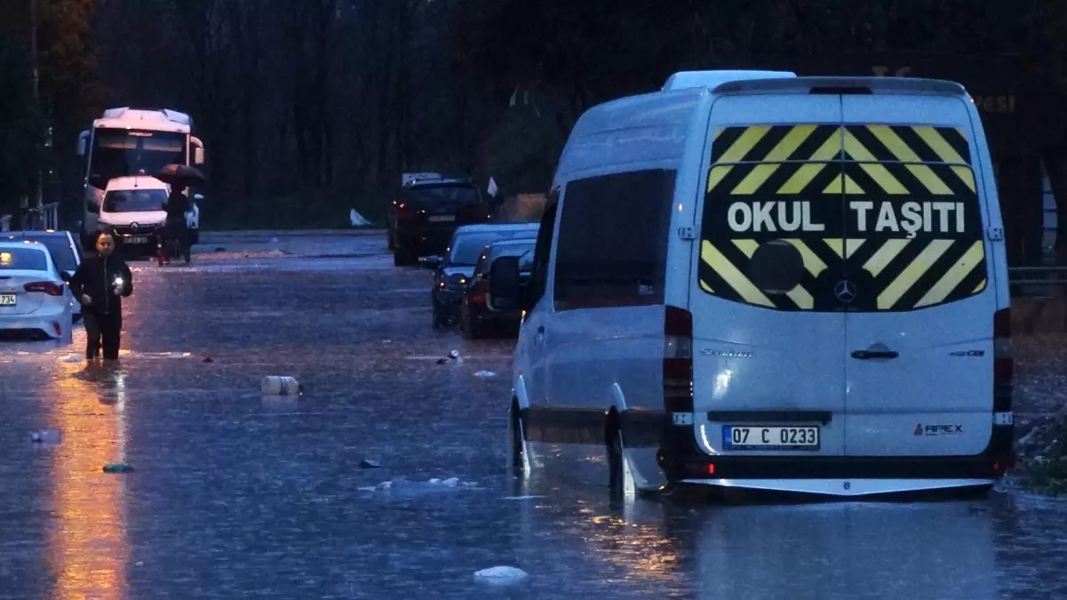 Antalya’da Sağanak ve Fırtına Hayatı Olumsuz Etkiledi