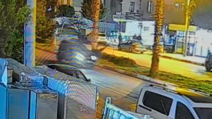 Antalya’da teravih namazına giden yaşlı kadına otomobilin çarptığı anlar