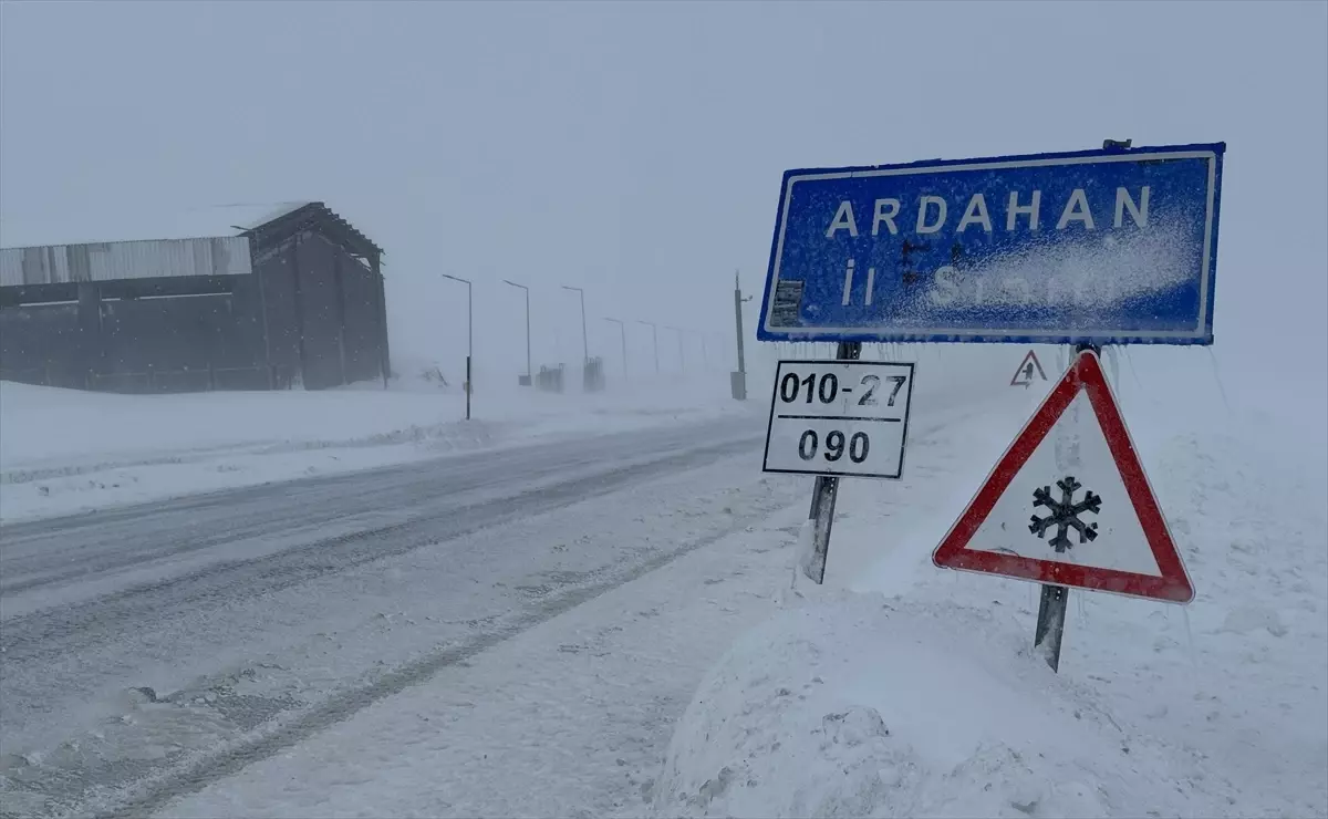 Ardahan-Şavşat Yolu Tır Geçişine Kapandı