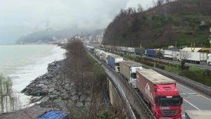 Artvin’de tır kuyruğunda iftar sofrası kuruldu