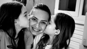 Ayça Bingöl’ün ikiz kızları 10 yaşına girdi! Doğum günü partisinden fotoğraf var