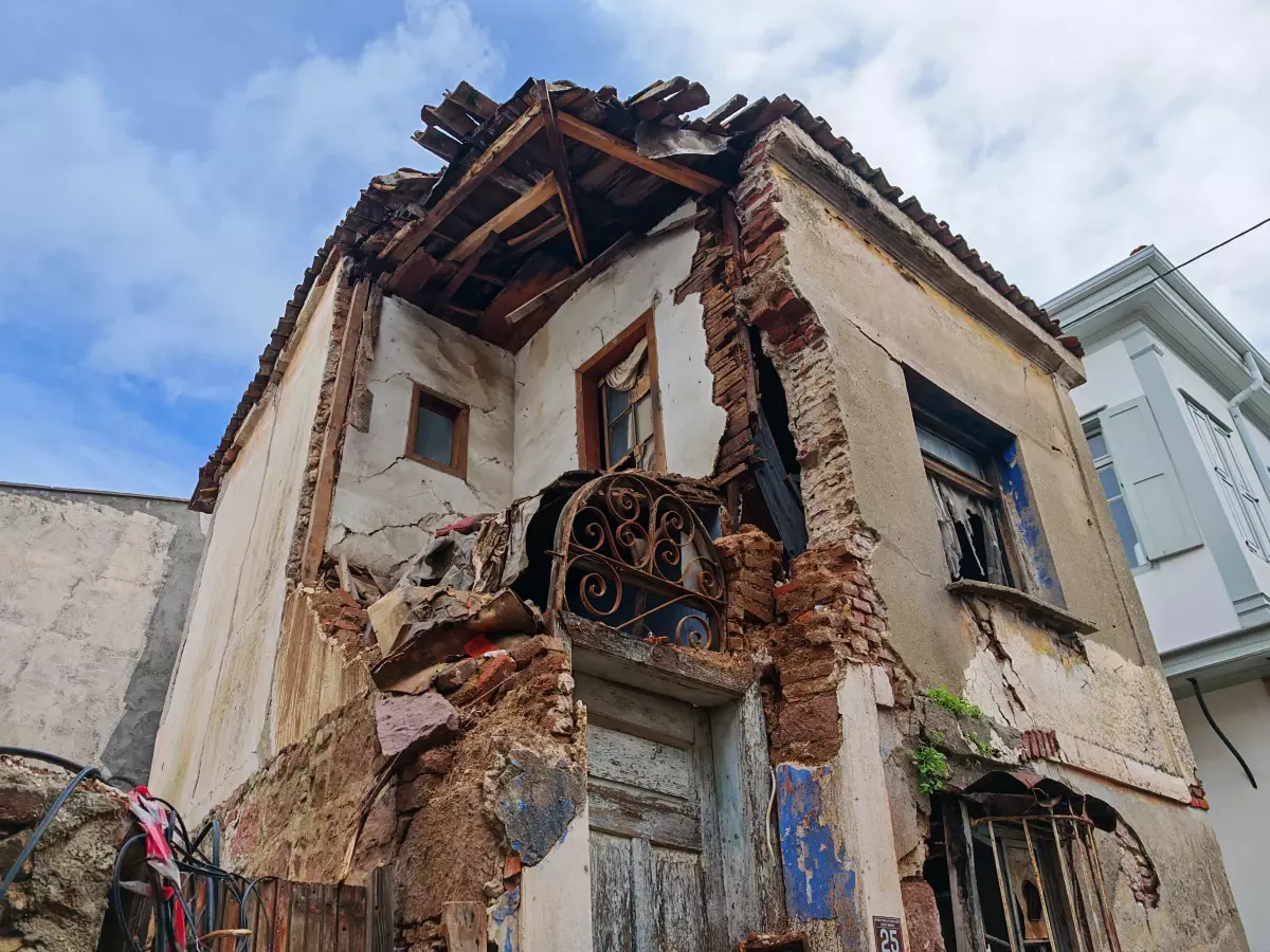 Ayvalık’ta Sağanak Yağış Su Baskınlarına Neden Oldu