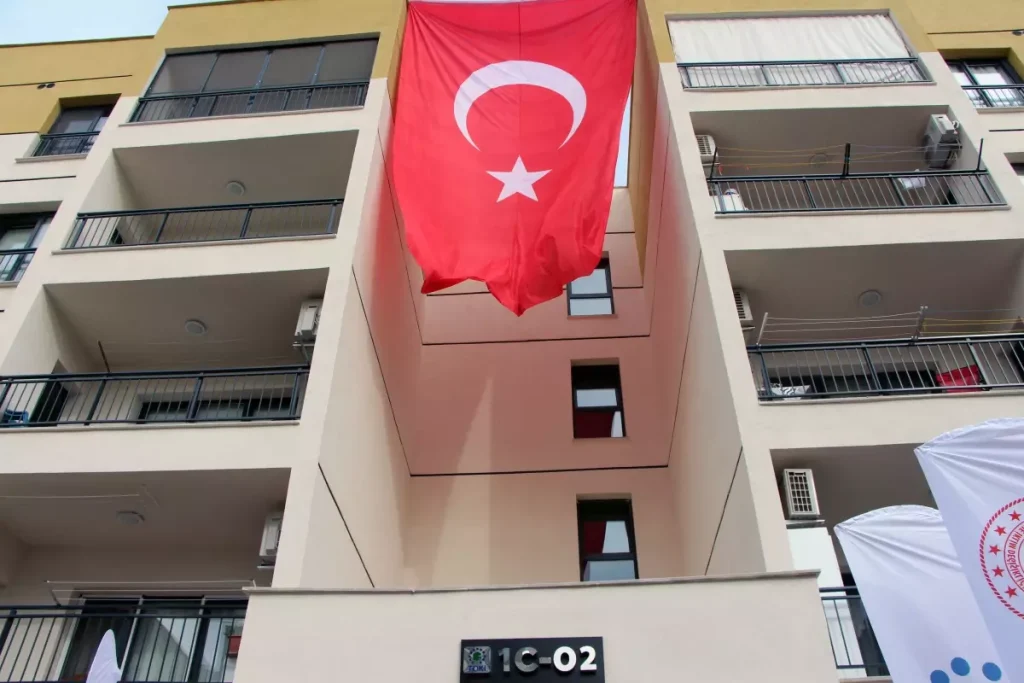 Bakan Yumaklı Depremzedeleri Ziyaret Etti