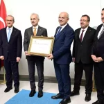 Başkan Er’den Bakan Uraloğlu’na “Fahri Hemşehrilik Beratı”