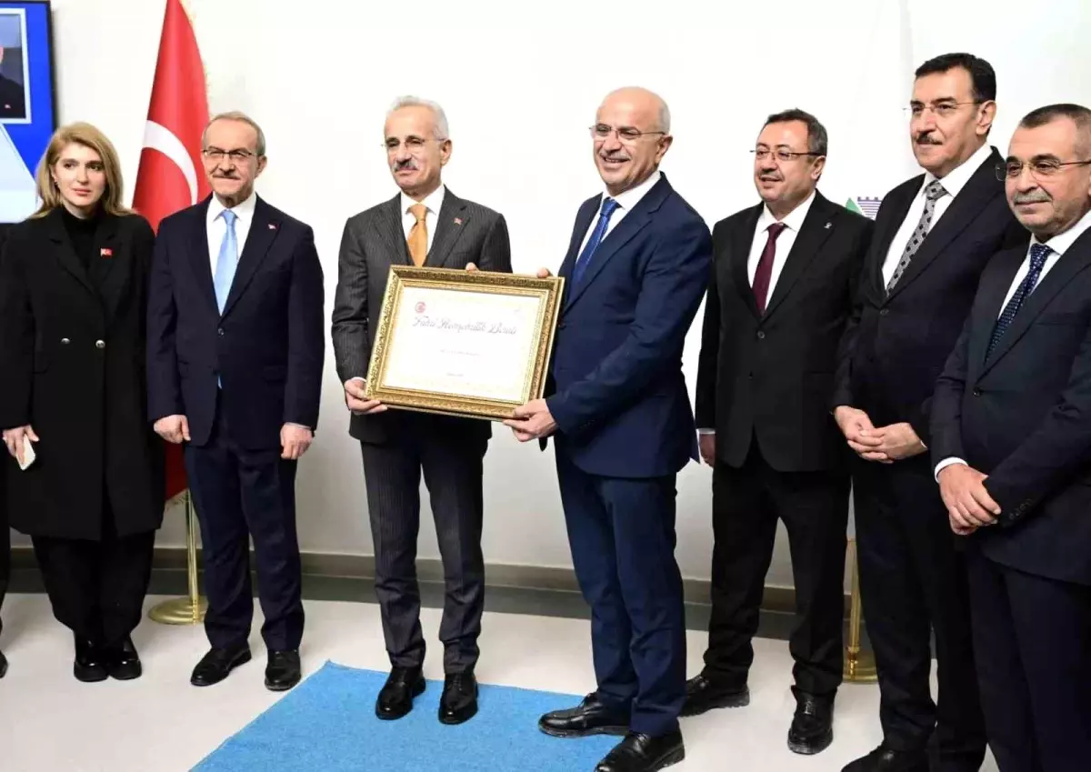 Başkan Er’den Bakan Uraloğlu’na “Fahri Hemşehrilik Beratı”