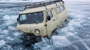 Baykal Gölü’nde buz kırıldı, turistleri taşıyan araç suya düştü: 8 ölü