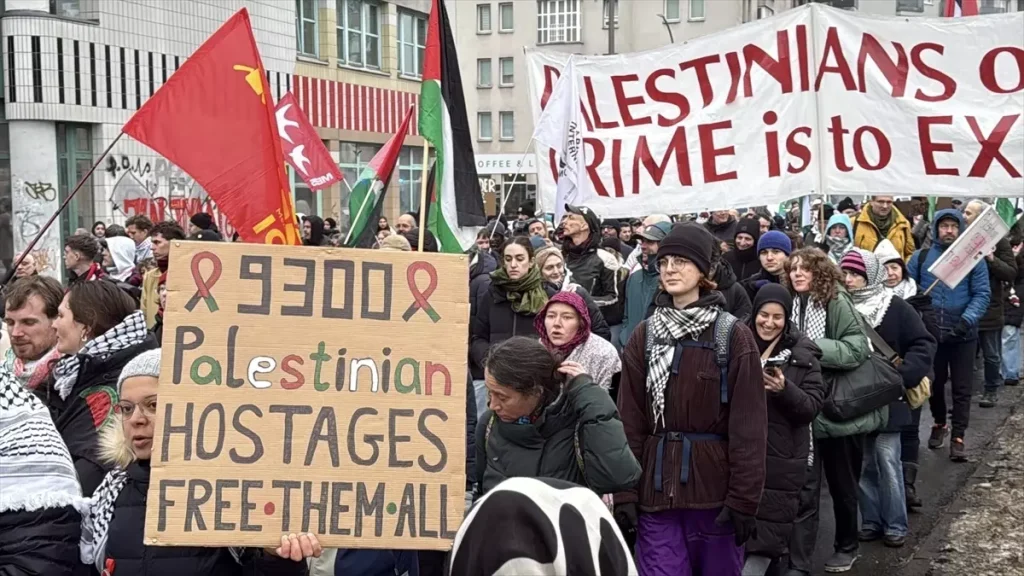 Berlin’de Filistin’e Destek Gösterisi