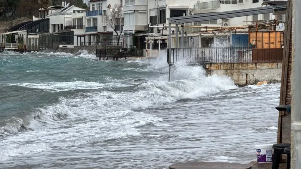 Bodrum’da Fırtına Feribot Seferlerini İptal Etti