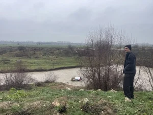 Bolu’da Otomobil Çaya Düştü