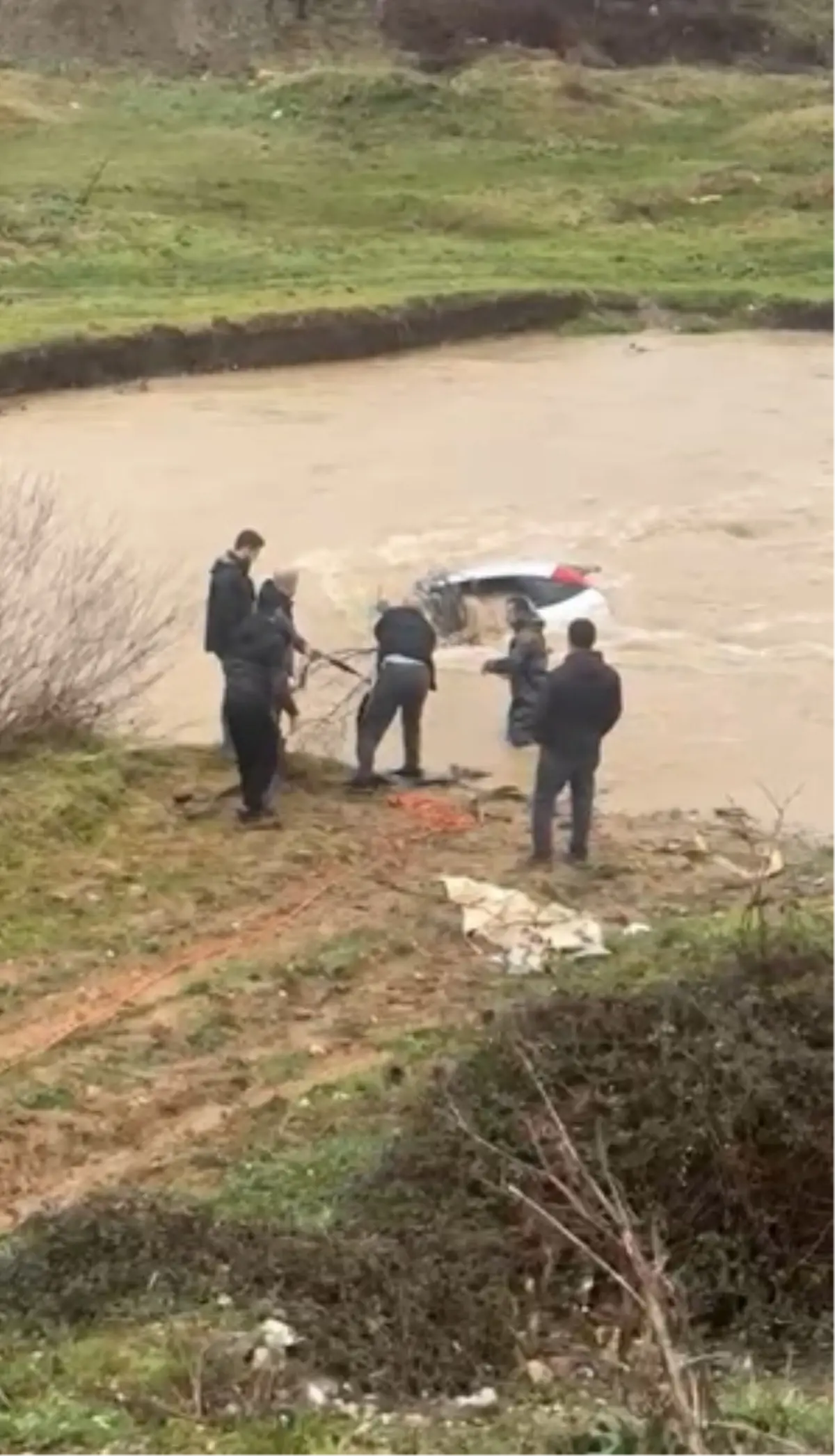 Bolu’da Otomobil Dereye Uçtu