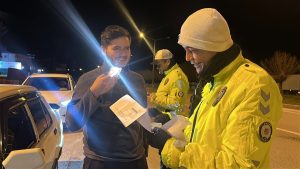 Burdur’da trafikte gülümseten anlar: Ehliyetini zarftan polis çıkardı