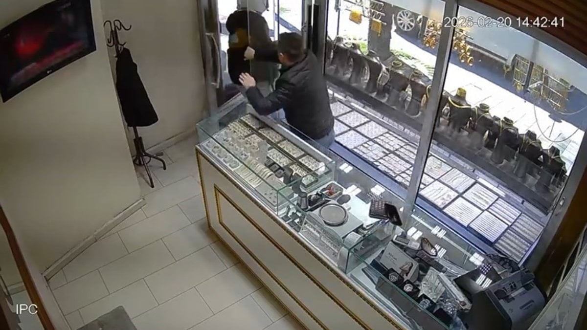 Bursa’da kuyumcu soygunu güvenlik kamerasına yansıdı