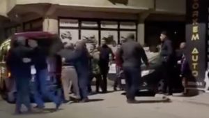 Bursa’da mahallede aileler arasındaki kavga kamerada