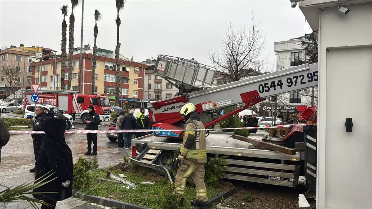 Büyükçekmece’de Kontrolden Çıkan Kamyon Kazaya Yol Açtı