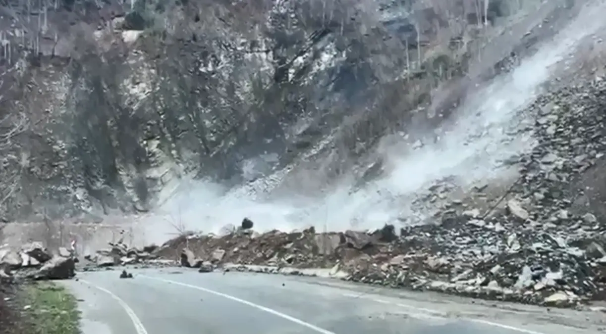 Çayeli’nde Heyelan: Köy Yolu Kapandı