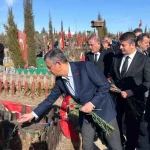 CHP Genel Başkanı Özgür Özel deprem şehitliğini ziyaret etti