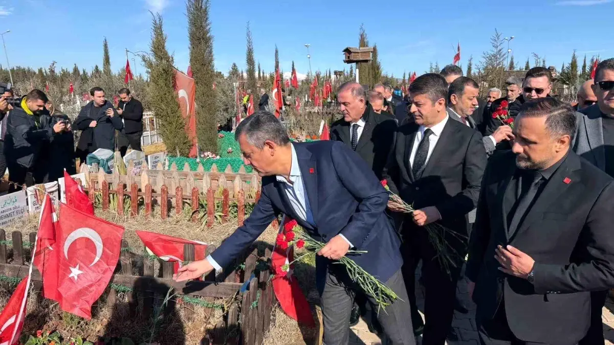 CHP Genel Başkanı Özgür Özel deprem şehitliğini ziyaret etti