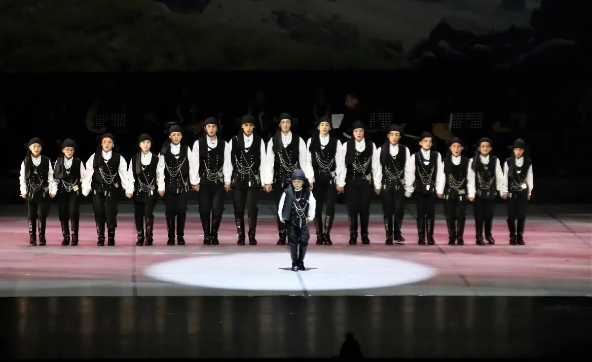 Cumhurbaşkanı Erdoğan ve eşinin horonunu ilgiyle izlediği Talha: Çok mutluyum