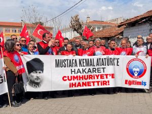 Cumhuriyetçi Öğretmeni Hedef Gösterenlere Teslim Olmayacağız!