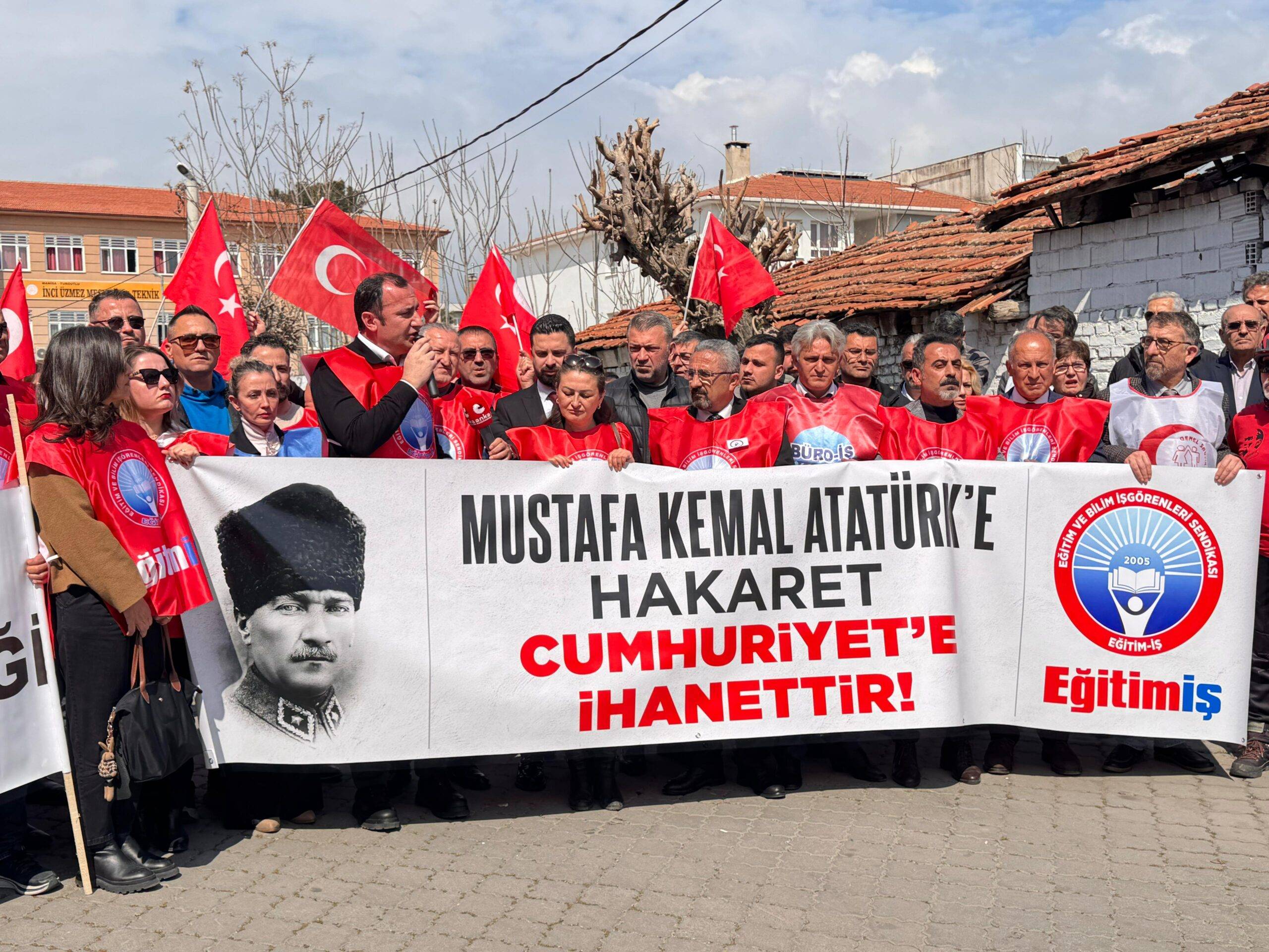 Cumhuriyetçi Öğretmeni Hedef Gösterenlere Teslim Olmayacağız!