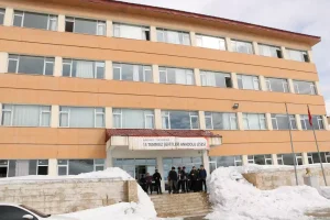 Deniz öğretmen, 26 yıl sonra ilk görev yeri Yüksekova’ya geri döndü