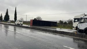 Denizli’de kaygan yol, tır kazasına neden oldu