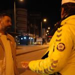 Denizli’de polisten ‘bir babalık yap’ diye yardım isteyen alkollü sürücüye ceza yağdı